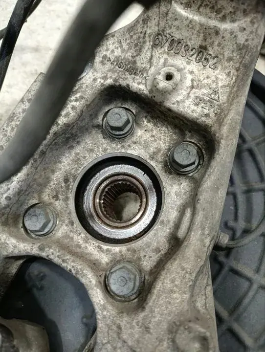 Maserati Levante 2017 Etupyörän navan OEM 670032052 image 10