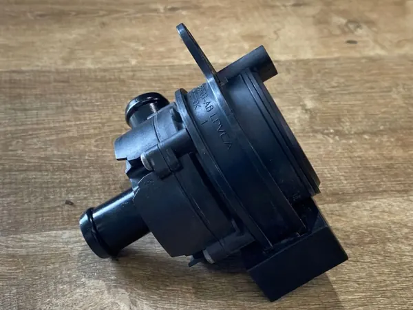 Jaguar XE 2016 Vattenpump OEM DX2318D474AC image 3