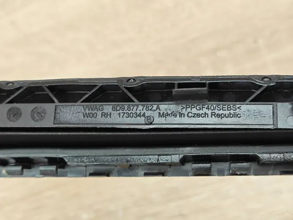 OEM 8D9877782A Oikea kattoluukunauhan kansi Audi A5 image 3