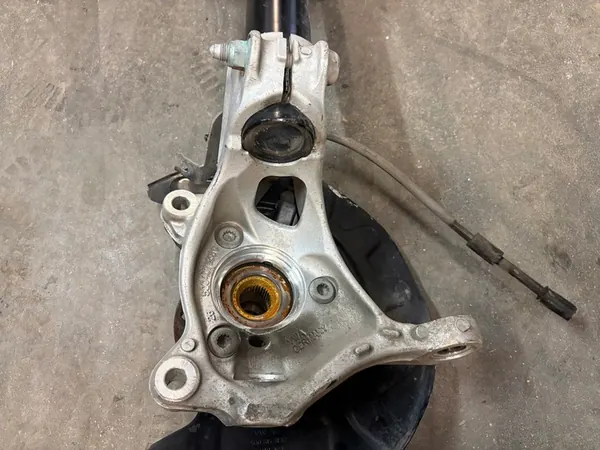 Q3 83A ZWROTNICA AMMORTIZZATORE DESTRO 5Q0407258B image 3