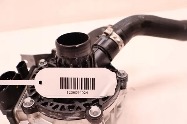 Mercedes W254 Extra Vattenpump A2542003000 image 9