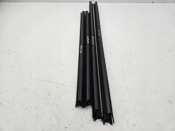 Joint de vitre avant Audi Q3 OEM 83A837479B image 2