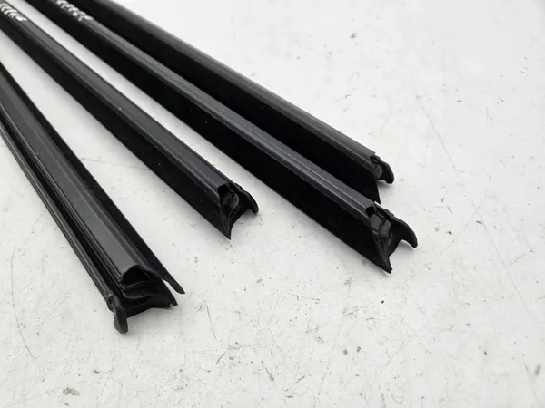 Joint de vitre avant Audi Q3 OEM 83A837479B image 4