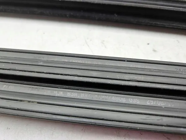 Joint de vitre avant Audi Q3 OEM 83A837479B image 6