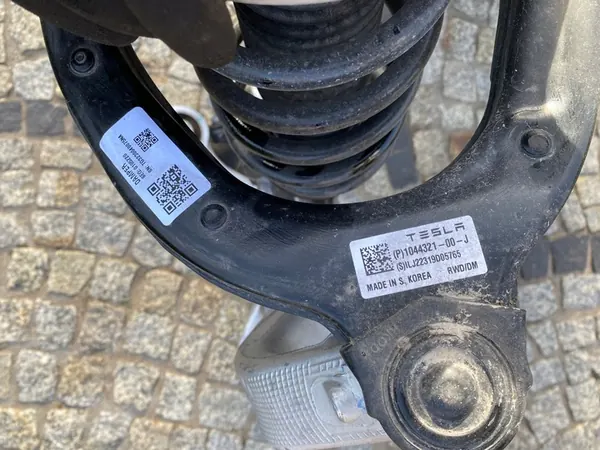 Braccio di controllo superiore sinistro Tesla Model 3 OEM 1044321-00-J image 3