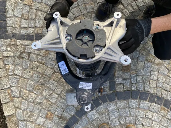 Braccio di controllo superiore sinistro Tesla Model 3 OEM 1044321-00-J image 8