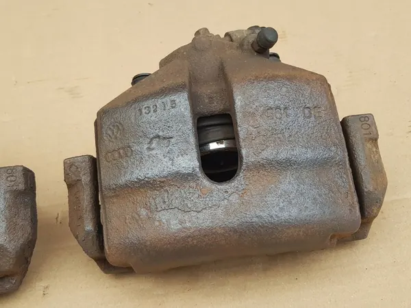 Bremssättel + Halter - Vorne / VW Touran I - Golf V - Audi A3 8P image 5