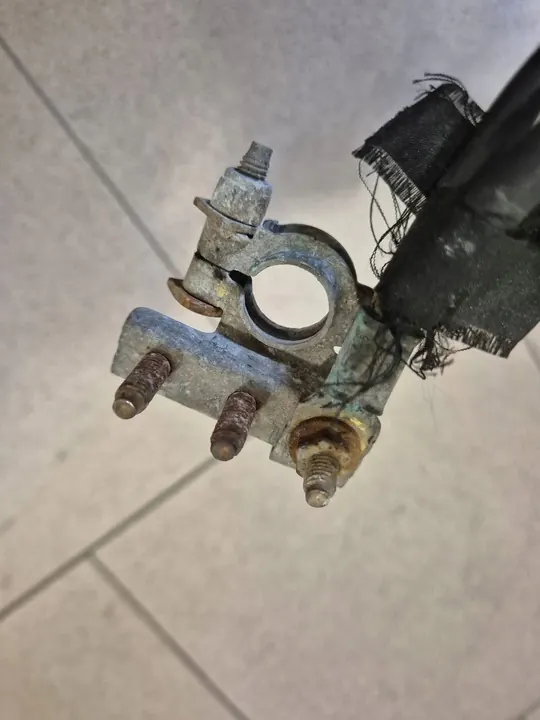 Dacia Duster I 15-17 LIFT 1.5DCI KLEMA MINUS 240802276R image 2