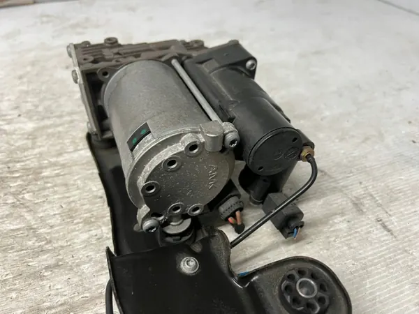 BMW OEM 6789938 Jousituskompressoripumppu X6 E71 image 3