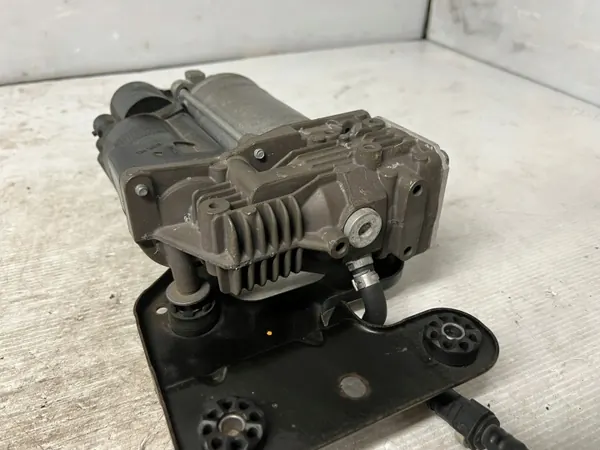 BMW OEM 6789938 Jousituskompressoripumppu X6 E71 image 5
