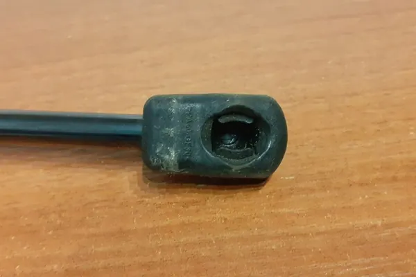 Actuador de capó derecho VW GOLF VII 5G0823359A 2.0L image 4