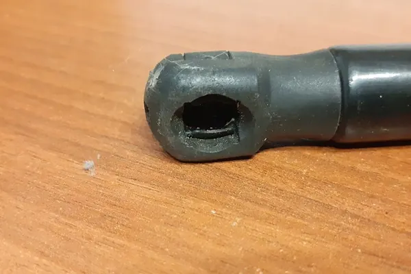 Actuador de capó derecho VW GOLF VII 5G0823359A 2.0L image 8