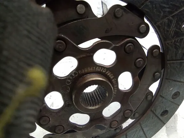 Disque d'embrayage Volkswagen Golf IV 038141032D image 2