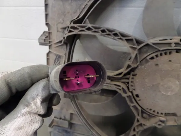 VW AMAROK 2H Fläkt image 3