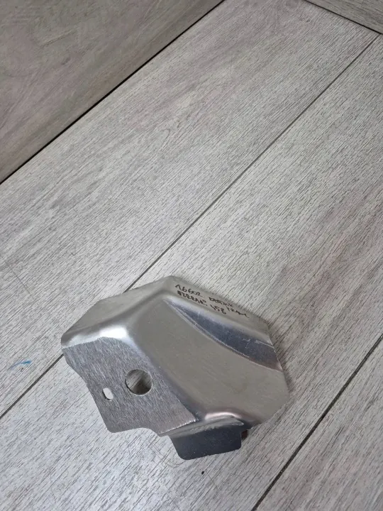 Ferrari 458 höger stänkskärmsfäste OEM 81287800 image 2