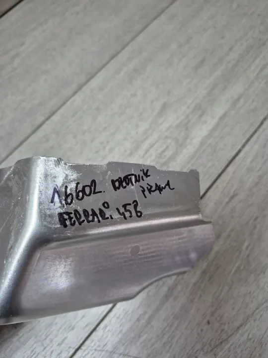Ferrari 458 höger stänkskärmsfäste OEM 81287800 image 4