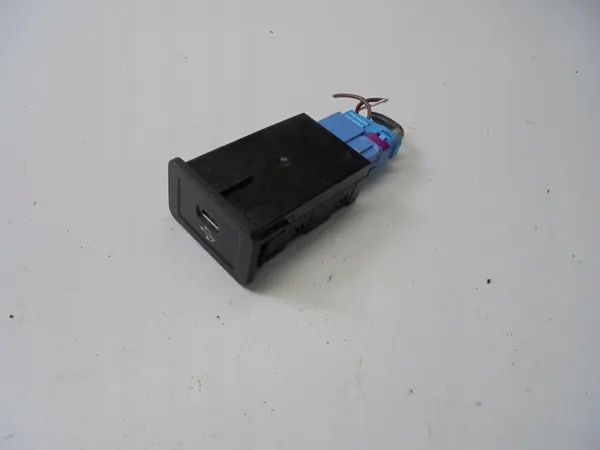 Enchufe USB Mercedes OEM A2478207302 - Usado image 2