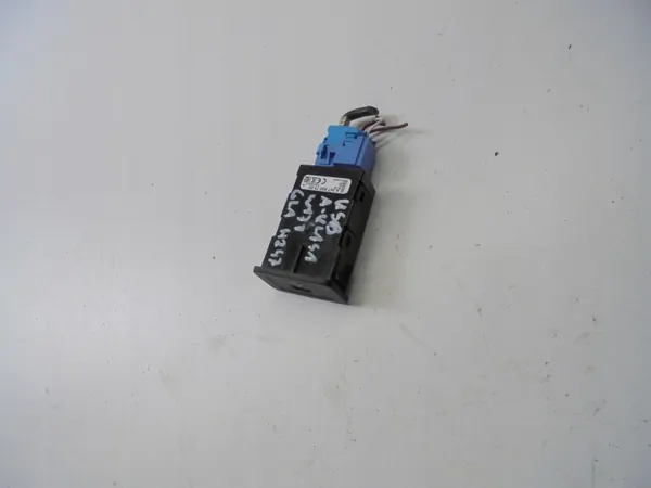 Enchufe USB Mercedes OEM A2478207302 - Usado image 3