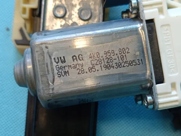Audi Q8 e-tron vasen takaikkunanostin OEM 4KE839461 image 8