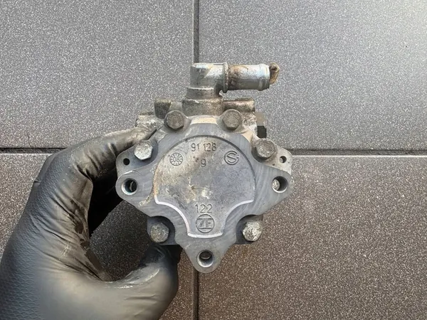 Audi OE 4F0145155P bomba hidráulica, direção image 4