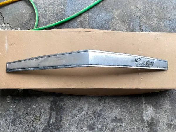 Cadillac Eldorado konepellin lista OEM 16189007 1980-81 image 2
