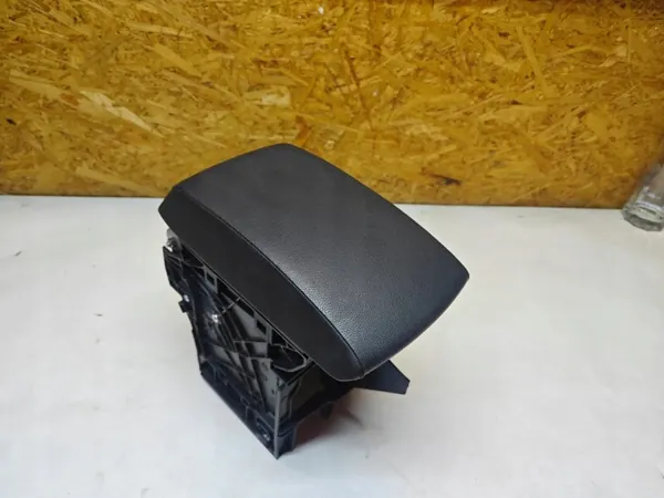 SEAT Leon III Armlehne OEM 5F0864981A - Gebraucht image 3