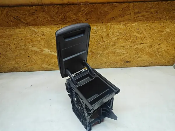 SEAT Leon III Armlehne OEM 5F0864981A - Gebraucht image 4