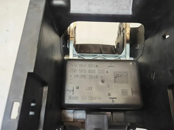 SEAT Leon III Armlehne OEM 5F0864981A - Gebraucht image 6