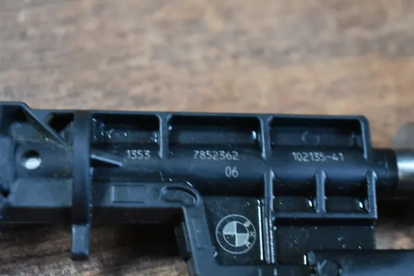 Inyector de combustible N63B44B BMW G05 G06 G07 G11 G30 image 2