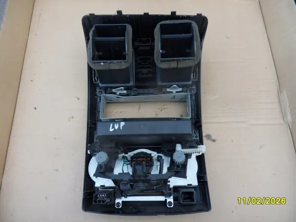 Grelha de ventilação central Hyundai Getz OEM image 8