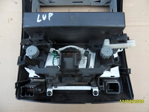 Grelha de ventilação central Hyundai Getz OEM image 9
