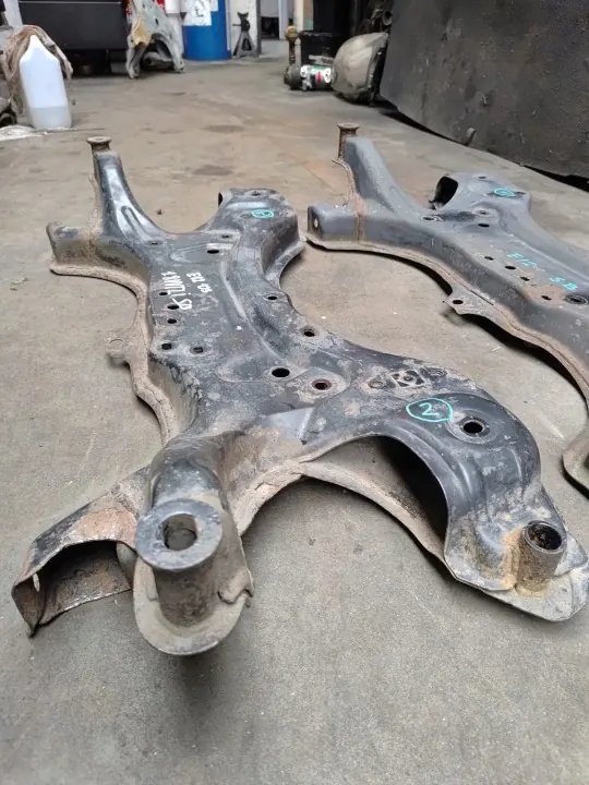 Viga suspensión delantera OEM Belka Corolla E12 - Usado image 3