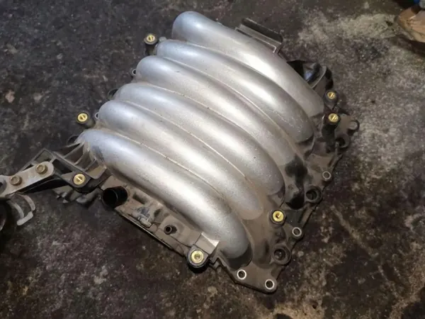 Colector de admisión VW OEM 078133151EE Passat B5 2.8L image 2
