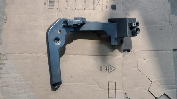 Support droit de fixation d'aile OEM 31469373 Volvo image 2