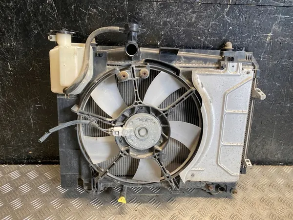 Toyota VERSO S 2013 Intercooler Fläkt image 4