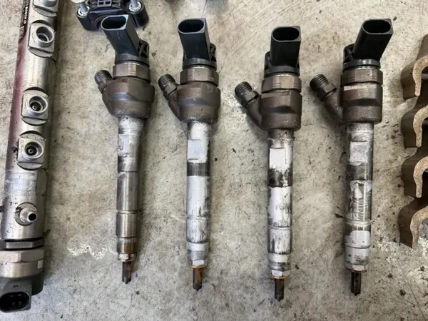 Conjunto injetores diesel BMW 3 E90 OEM 7810696 image 3