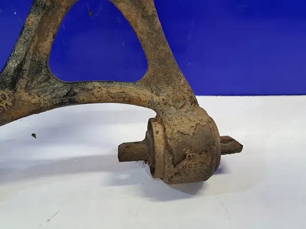 Volvo XC90 2003 Braccio di Sospensione Inferiore image 2