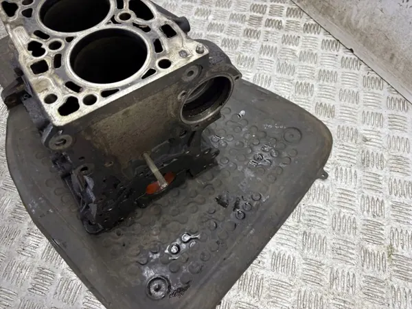 Bloc moteur Volkswagen OE 04L023A d'occasion - Diesel image 4