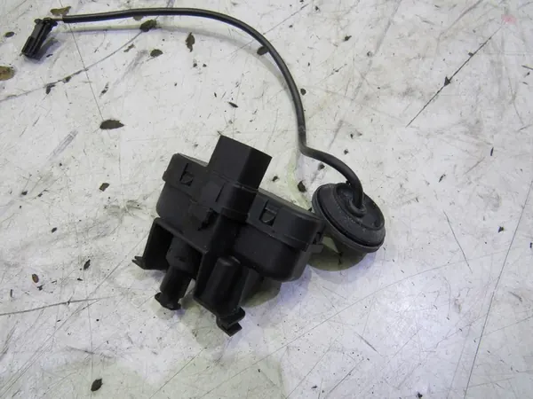 Bränsletanklock Superb II 3T0810773A image 2