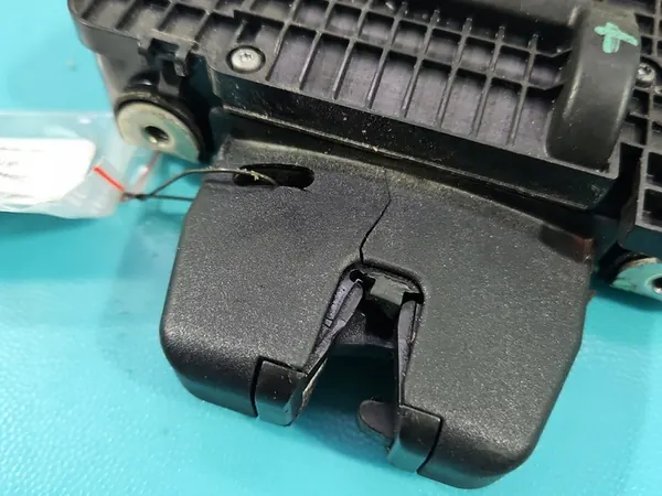 Bagagelås 3PIN Bak 9677220380 Citroen C-Elysee II image 4