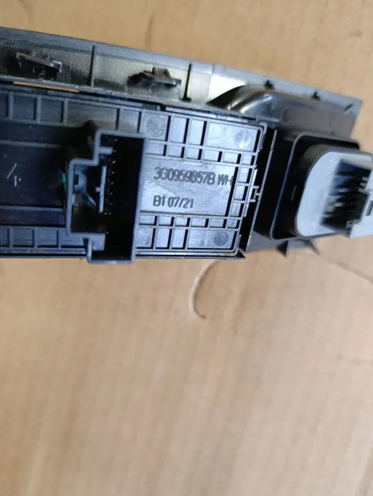 Fensterschalter vorne links SKODA OCTAVIA IV 3G0959857B image 3