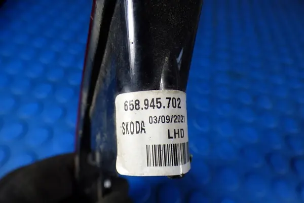 Takapään oikea puskurin heijastin Skoda Kamiq OEM 658945702 image 4