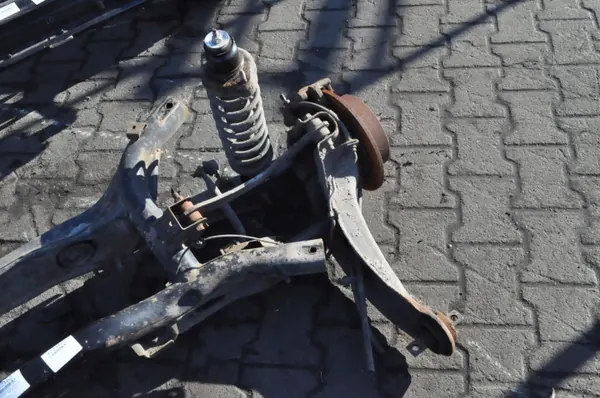 Mitsubishi Lancer VIII 1.8 Hinterachsschwinge OEM 422162 image 5