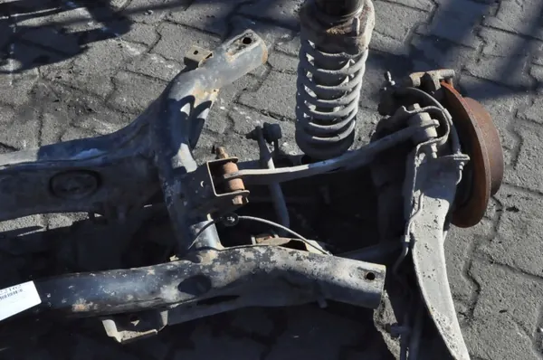 Mitsubishi Lancer VIII 1.8 Hinterachsschwinge OEM 422162 image 7