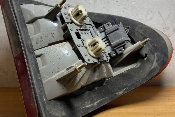 Linker achterlamp MERCEDES-BENZ E (W210) A2108205364 image 3