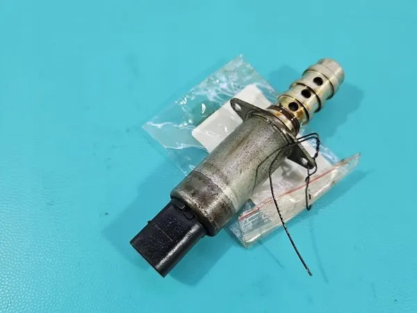 Nokka-akselin sijaintianturi VW Passat B6 3.2 FSI V6 image 2