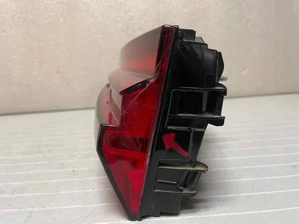 Luz trasera derecha Audi A6 C8 image 3