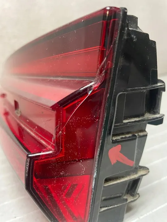 Luz trasera derecha Audi A6 C8 image 4