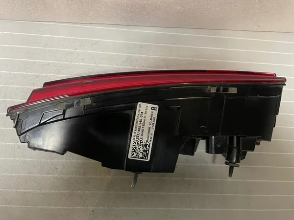 Luz trasera derecha Audi A6 C8 image 5