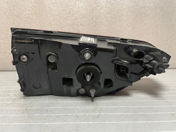 Luz trasera derecha Audi A6 C8 image 7